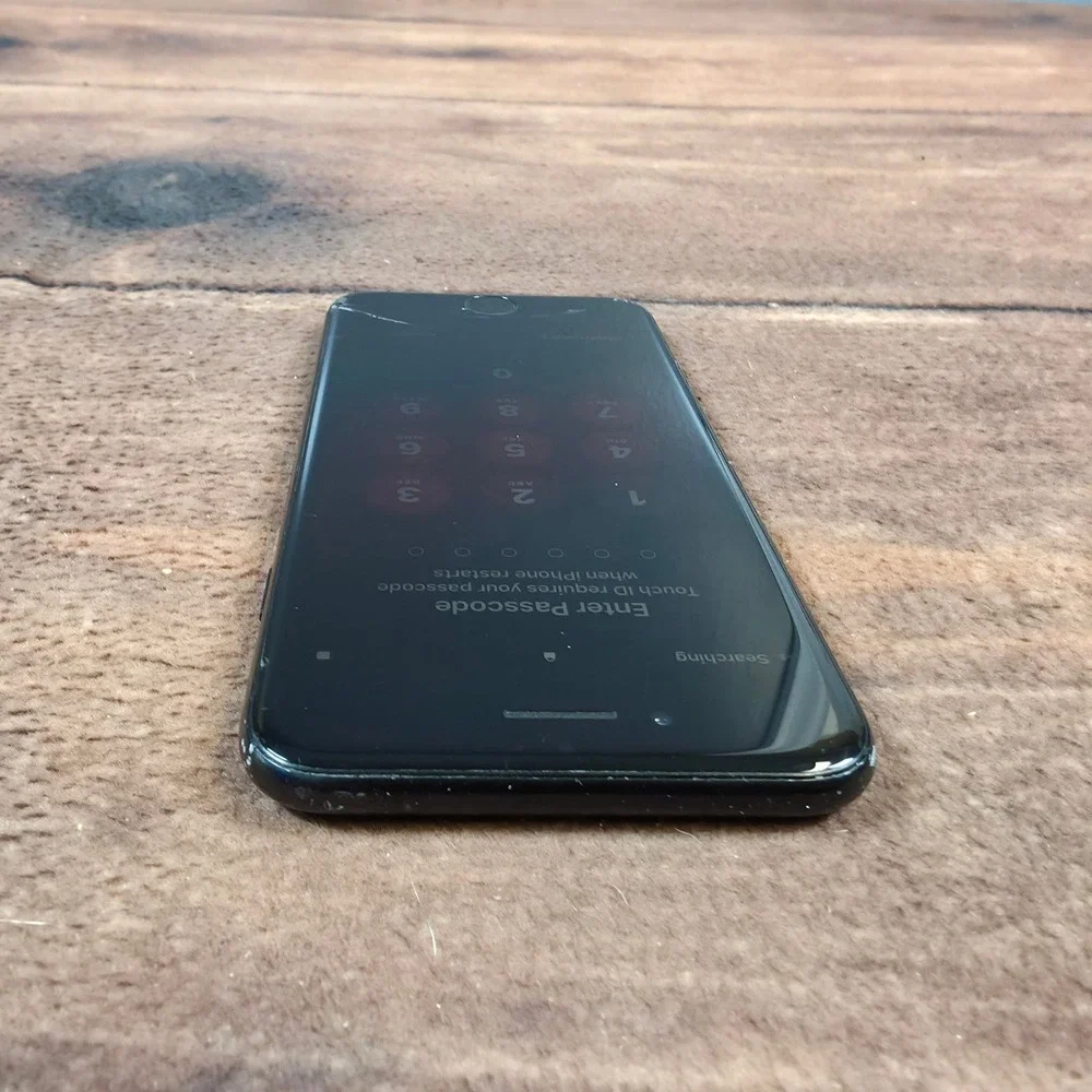 Apple iPhone 7 Smartphone Mens N/A Black Fair Cracked Screen Locked A1660